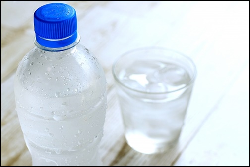 ペットボトルの水の画像