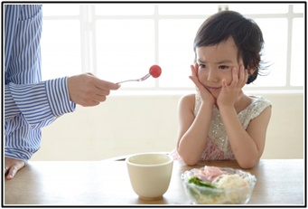 1歳児の子供がご飯や食べ物を手づかみで投げる 理由と対策は